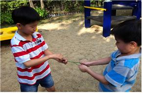 풀씨름 하고 있는 두 아이